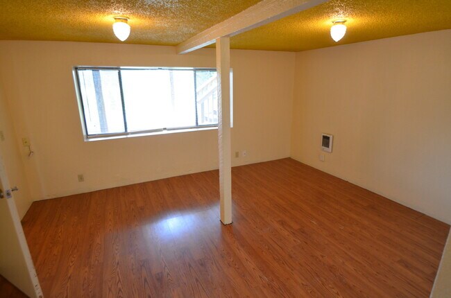Building Photo - 1140 Shorewood Dr