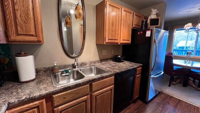Building Photo - 2 Bedroom Jewel Lake Condo with Beautiful ...