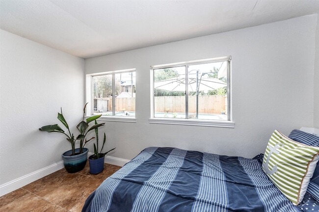 Building Photo - 11 10th Ave N