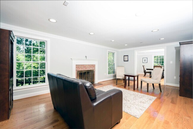 Building Photo - Luxurious Spacious and Bright , Gorgeous P...