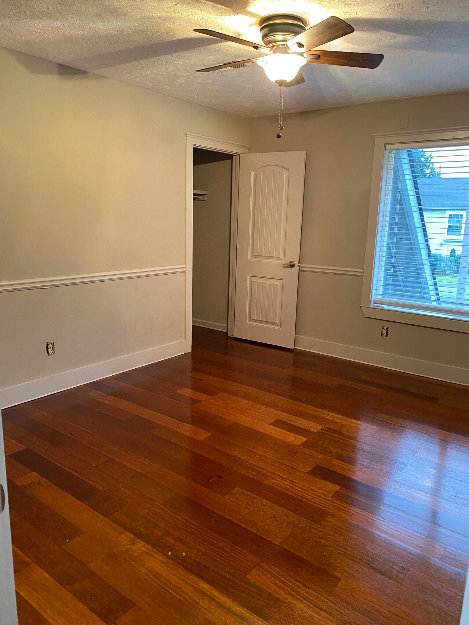 Building Photo - 303 Country Club Dr