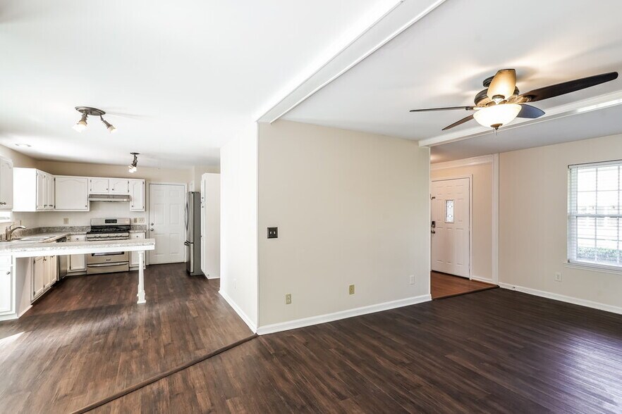 Building Photo - 2873 Iroquois Dr