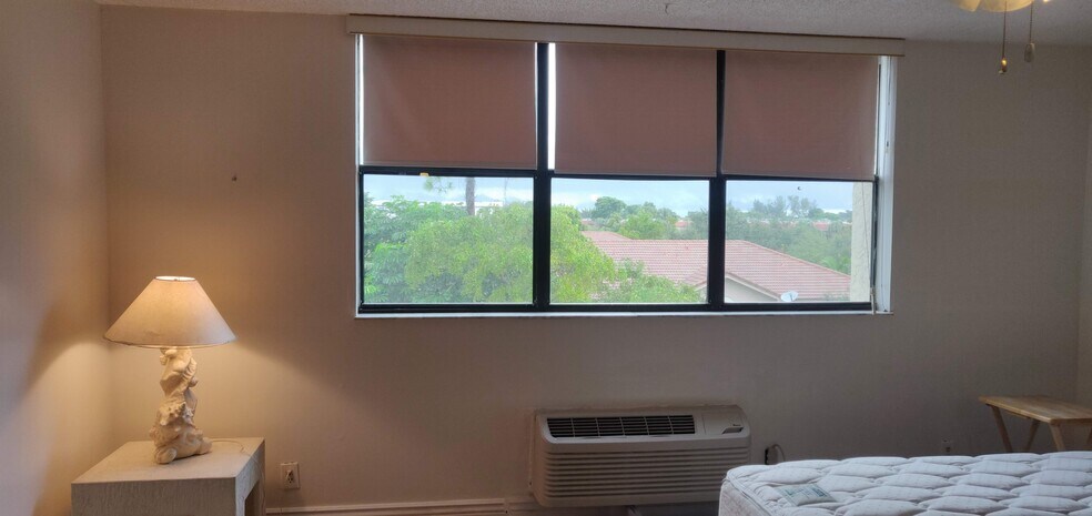 Building Photo - 2501 Riverside Dr