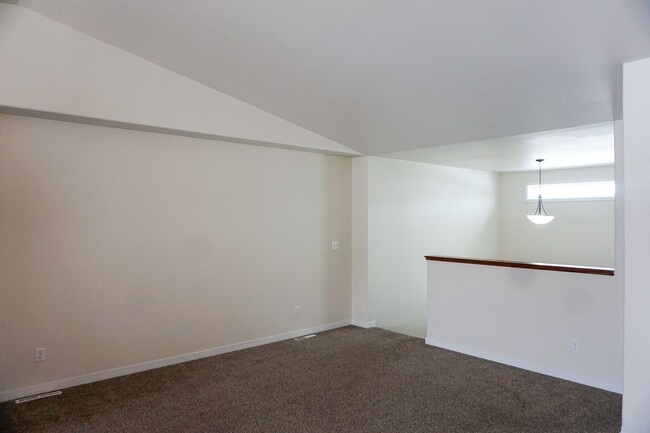 Building Photo - 3 Bed 2 Bath Twin Home