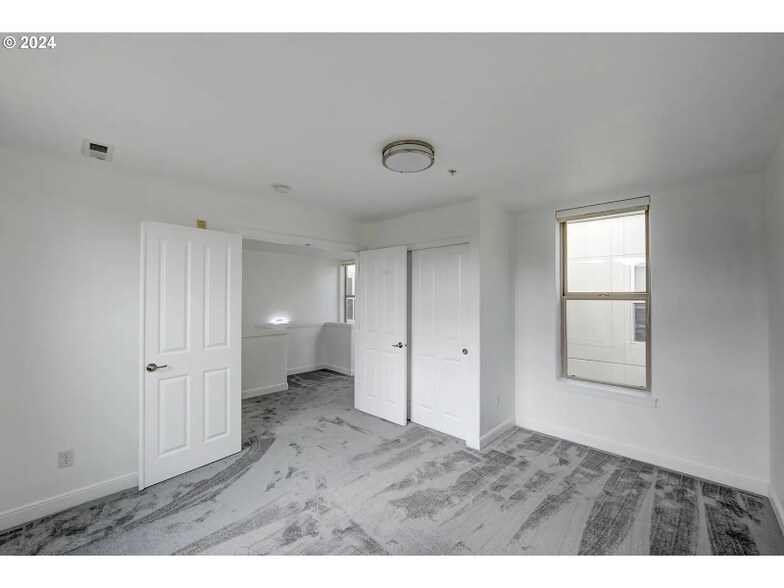 Building Photo - 6267 NE Carillion Dr