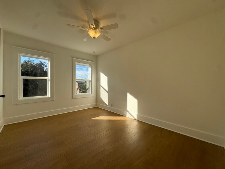 Building Photo - 5319 S Hoover St