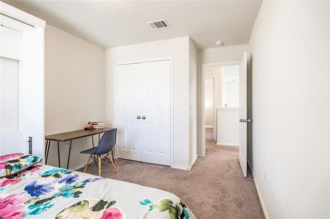 Building Photo - 547 Saturnia Dr