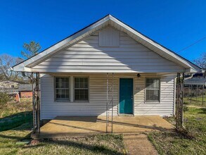 Building Photo - Move-In Specials Available! Single-Family Home Downtown Clarksville!