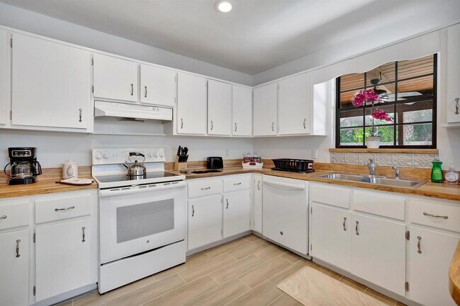 Building Photo - 691 NW Sharpe St