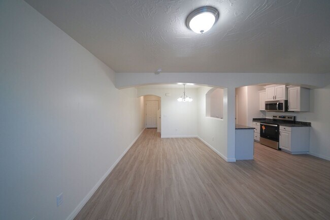 Building Photo - Remodeled 3 Bed / 2.5 Bath Townhome in Great Location