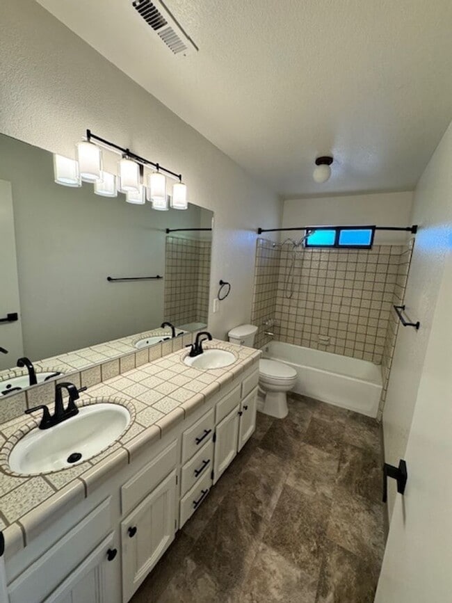 Building Photo - Remodeled Vintage home just 1 block from t...