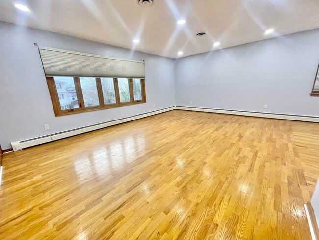 Building Photo - 47 Country Village Ct