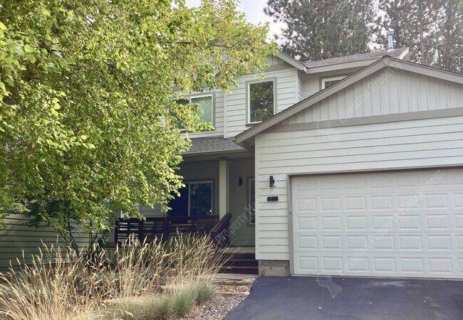 Building Photo - *Unfurnished* Beautifully updated 3 BR on ...