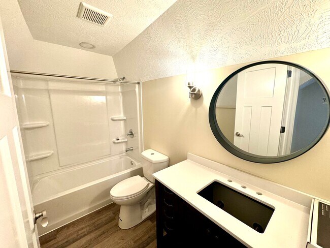 Building Photo - 206 Maple Ter