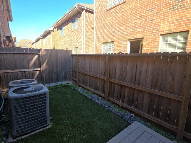 Building Photo - 1515 Olive Park