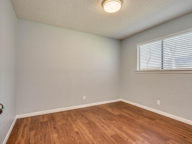 Building Photo - 208 Tamara Dr