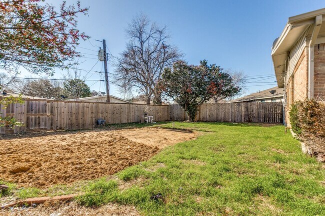 Building Photo - Spacious 4 Bed 2 Bath Home with Stainless Steel Appliacnes