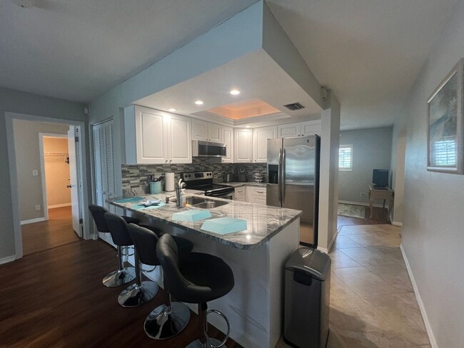 Building Photo - BEAUTIFUL and Renovated Riverfront Furnish...