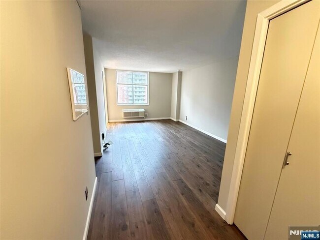 Building Photo - 160 Overlook Ave