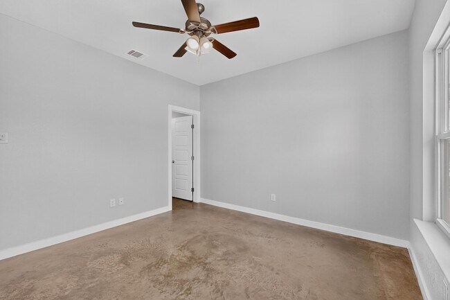 Building Photo - 213 S Baugh St