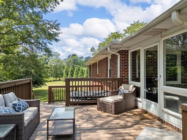 Building Photo - Immaculately Maintained 2 BR, 1 BA Short-Term Rental in Greer NO APPLICATION FEE if APPROVED