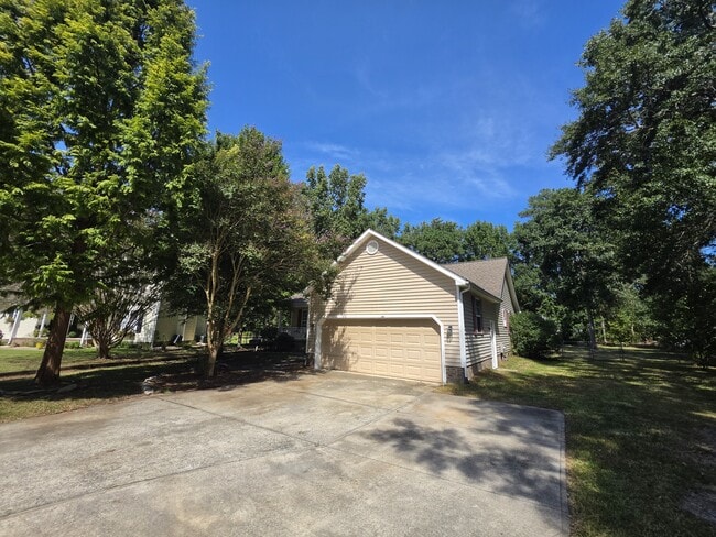 Building Photo - 105 Bloomingfield Pl
