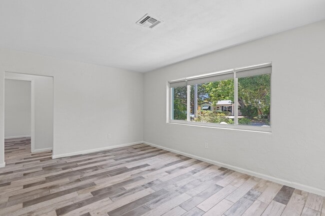 Building Photo - 1120 N Palmway