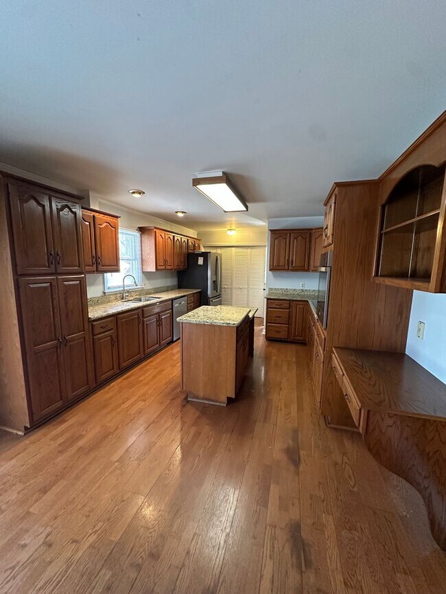 Building Photo - 3304 Southgate Dr