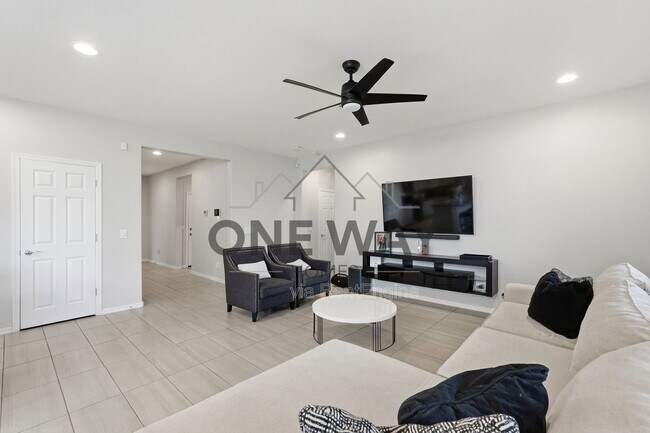 Building Photo - 392 S 194th Ln