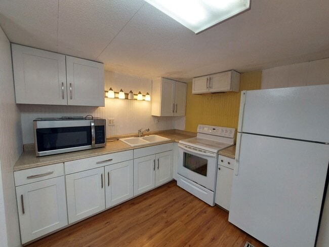 Building Photo - 55+ Community Home in Saralake Estates – 2 Bed / 2 Bath