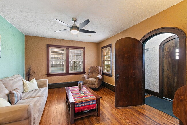 Building Photo - 811 Ellwood Ave