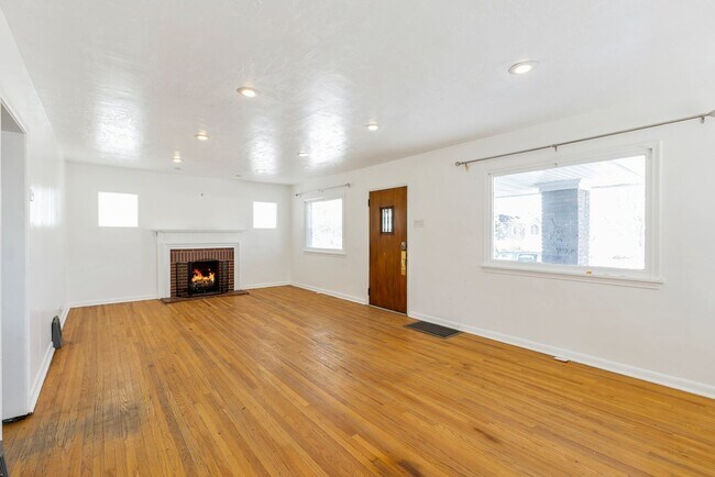 Building Photo - Charming 3 Bedroom Bungalow in West Valley