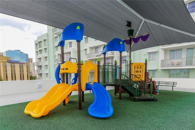 Building Photo - 805 SE 3rd Ave