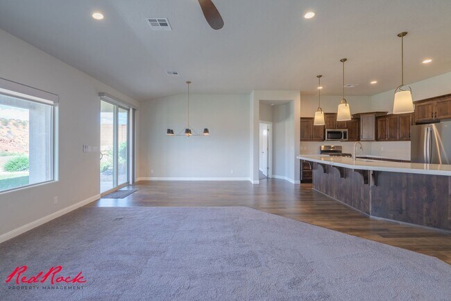 Building Photo - Stunning 4 Bedroom Home with Gorgeous Back...