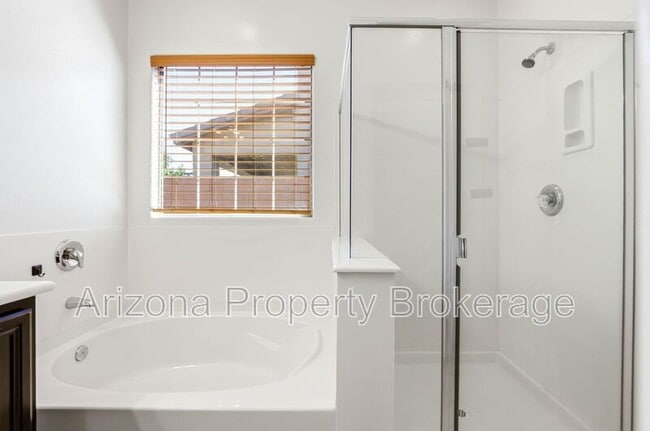 Building Photo - 824 E Jacob St