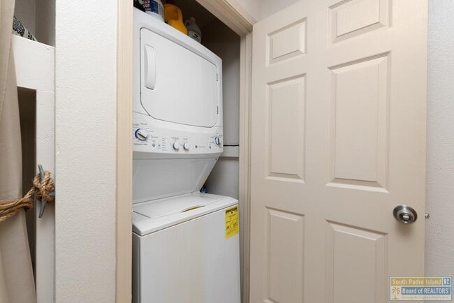 Building Photo - 125 E Retama St