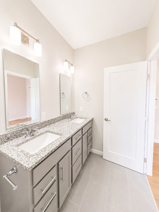 Building Photo - New Construction Downtown Asheville Townhouse!