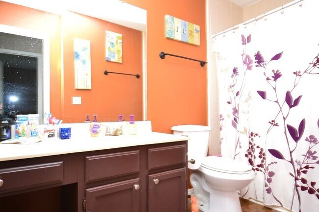 Building Photo - Fantastic 3 BR Lake Mary Home with vaulted...