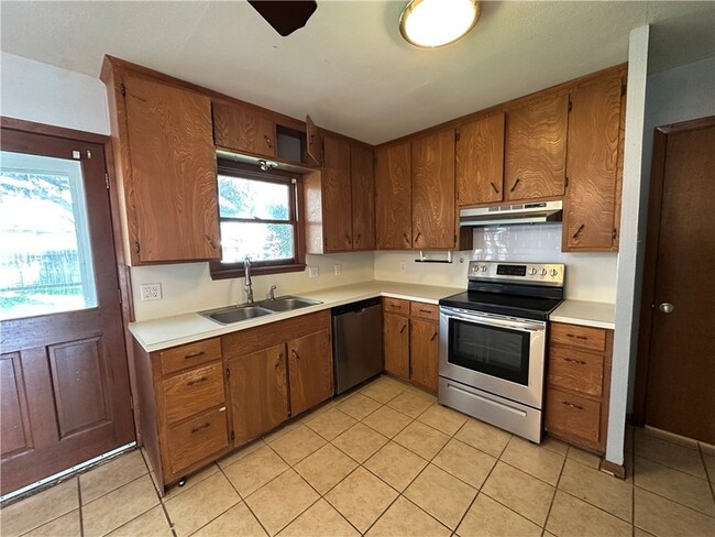 Building Photo - 117 Holly Dr