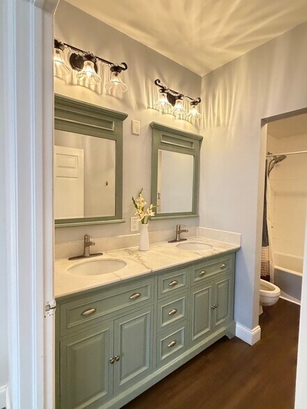Master bathroom - 1096 Woodshire Ln