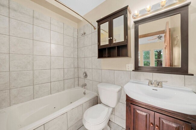 Building Photo - Spacious 2BR/2BA Rogers Park Condo with In-Unit Laundry & Central Air
