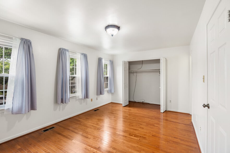 primary bedroom - 8063 Dulciana Ct