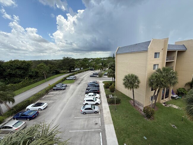 Building Photo - 2788 Tennis Club Dr