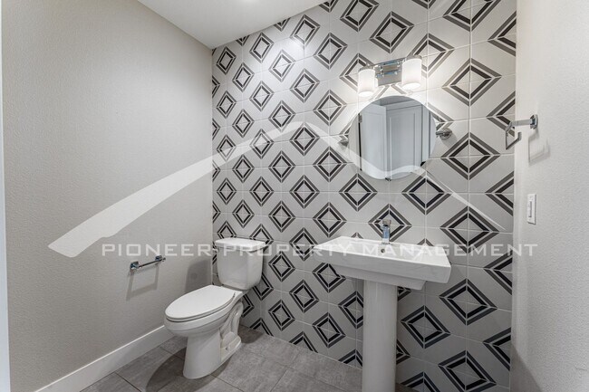 Building Photo - Spacious Townhouse with Washer/Dryer and G...