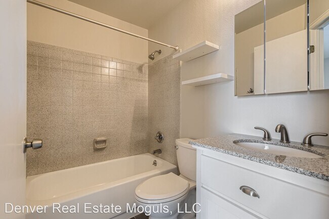 Building Photo - 2 br, 2.5 bath House - 9575 Coal Mine Ave  #A