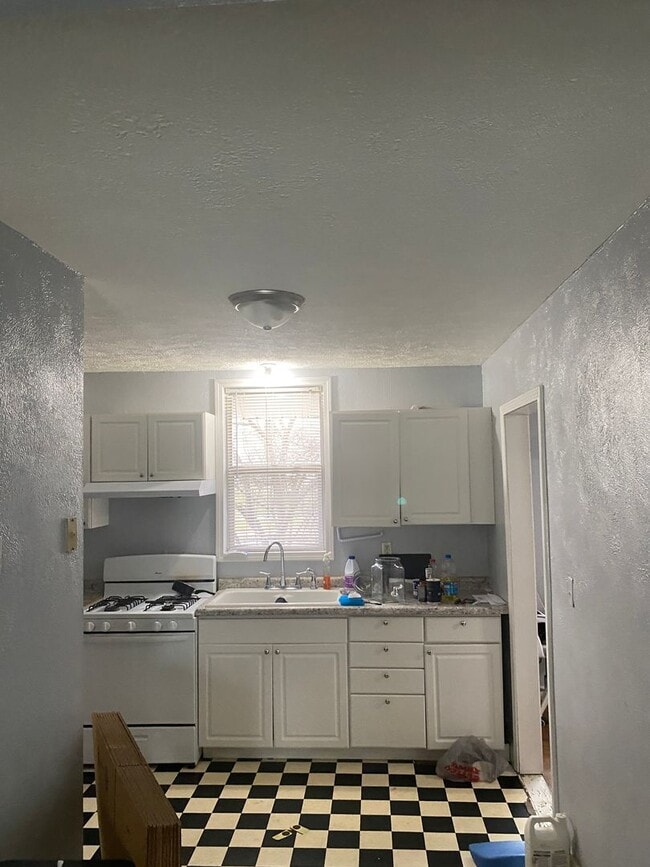 Building Photo - 2 bedroom 1 bath house  with fenced in yard available soon!