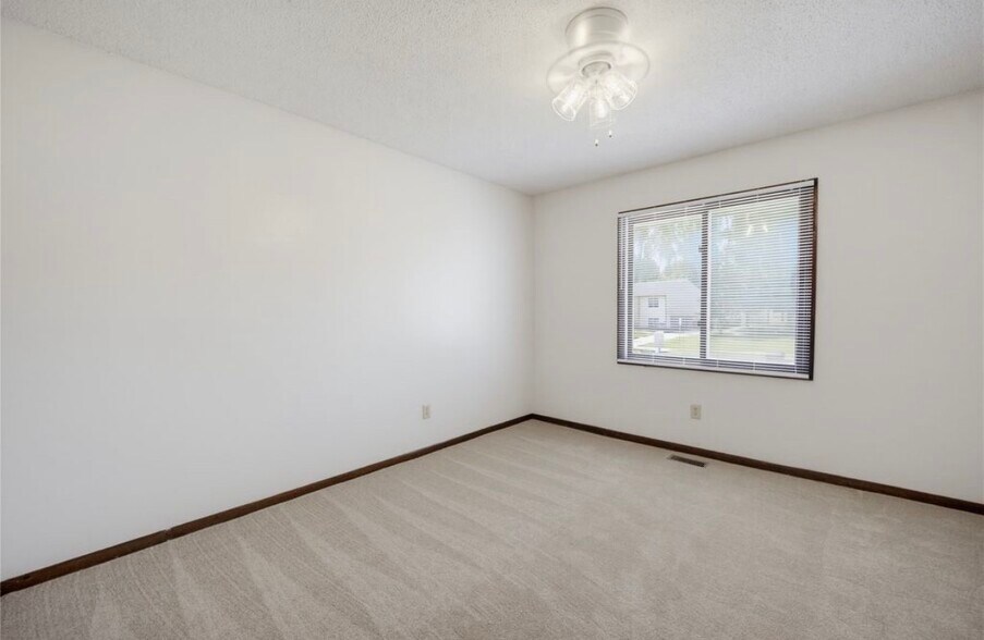 Building Photo - 1003 Lyndale Dr