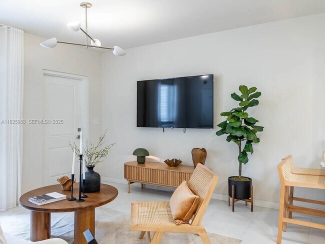 Building Photo - 628 NE 2nd St