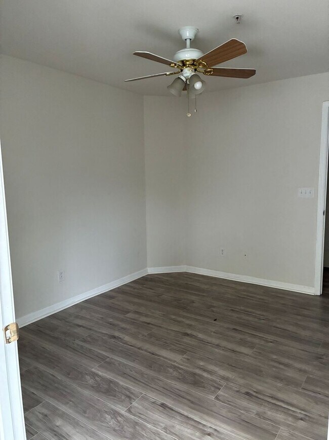 Building Photo - 120 Veranda Way