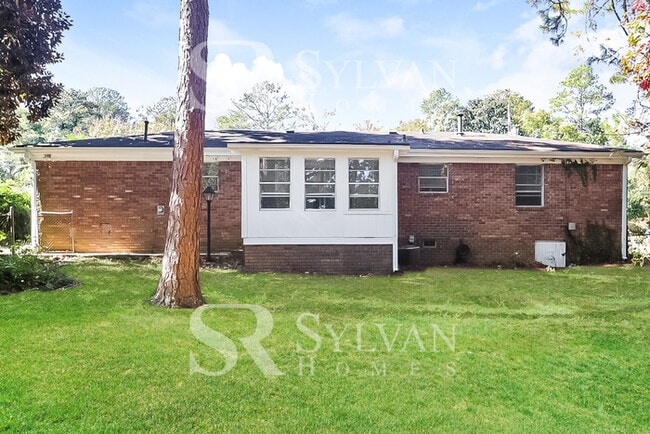 Building Photo - Your dream home awaits